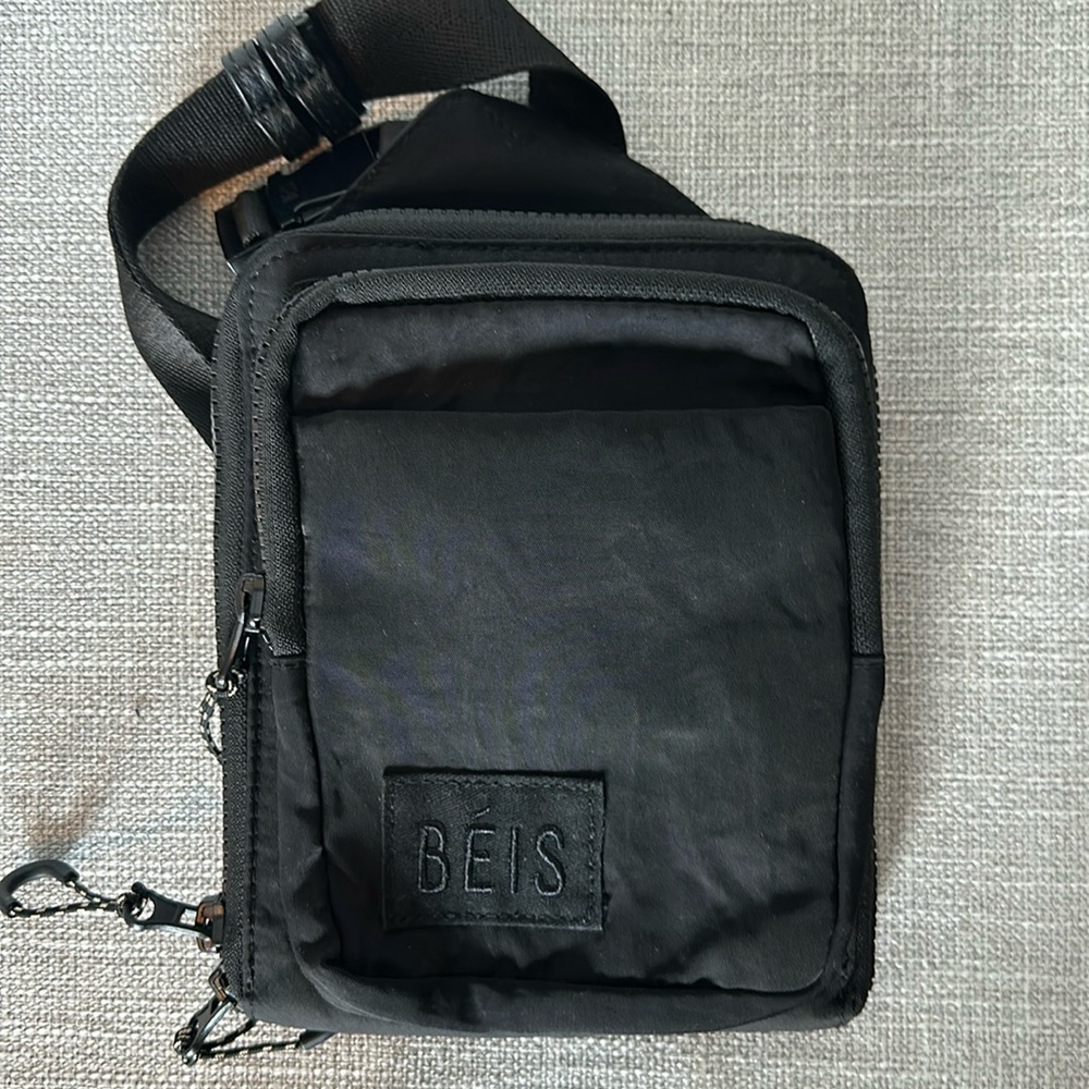 BEIS: The Sport Sling in black